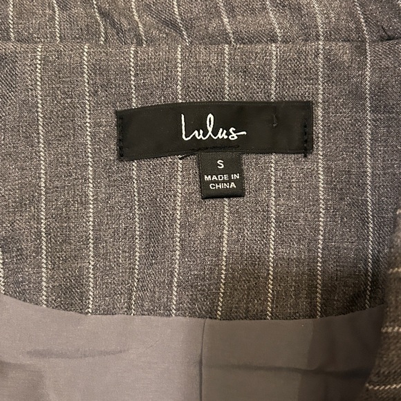 Lulu's Convincing Charisma Grey Pinstriped Blazer. Size S - Picture 5 of 6